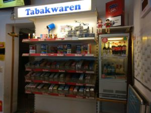 - Rauchfrei, praktische Zigaretten- und Tabakwaren-Auslage in Supermarktnähe.