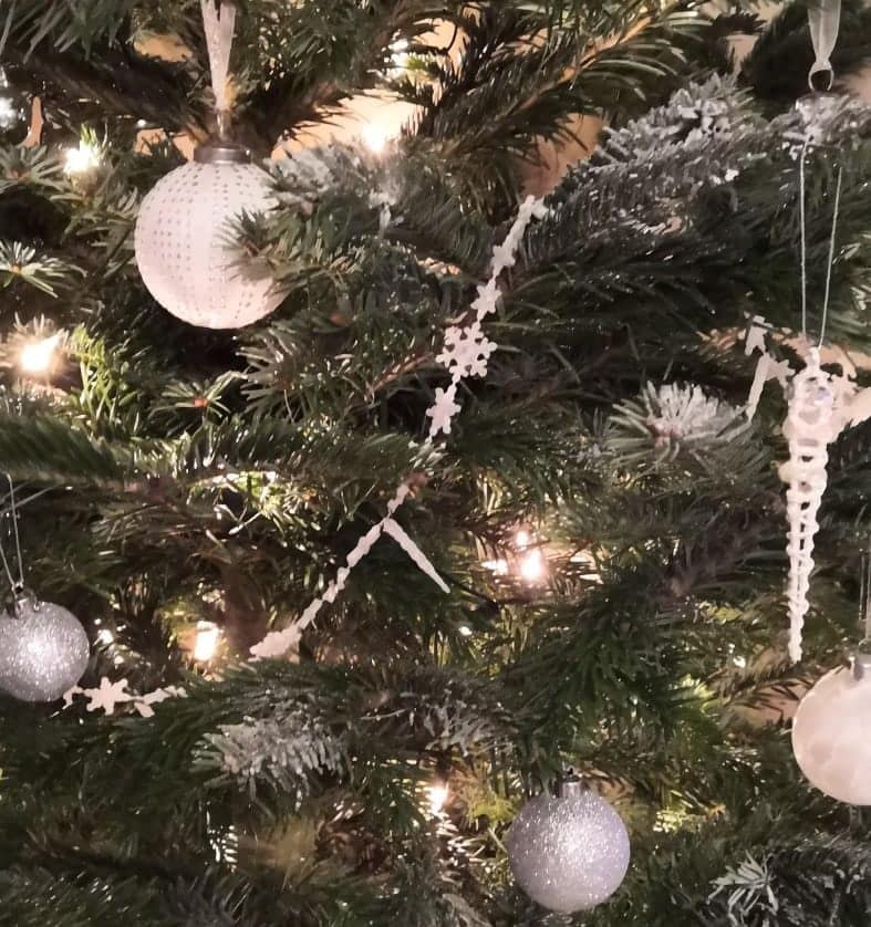Geschlossen vom 23.12. bis 29.12.2019 1 Glitzernde Weihnachtsbaumkugeln und Schneeflocken-Dekoration auf Tannenbaum, festliche Weihnachtsdeko, Winterfest, Beleuchteter Baum, Partydeko, Weihnachtsstil, festliche Stimmung, Dekorationsartikel.