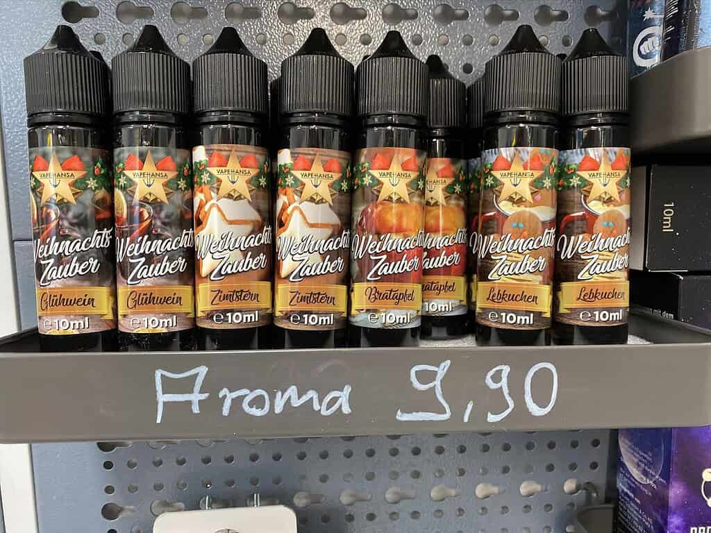 Aromas die Weihnachtsstimmung verbreiten: Ventil-Liquids für E-Zigaretten mit Geschmack nach Glühwein, Zimtsternen, Bratapfel und Lebkuchen, 10ml Flaschen im Set.