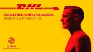 Der Onlineshop ist Online 3 DHL Werbebild mit rotem Mann auf gelbem Hintergrund, Slogan "Excellence. Simply Delivered.", Jubiläum 50 Jahre, Logo und Text.