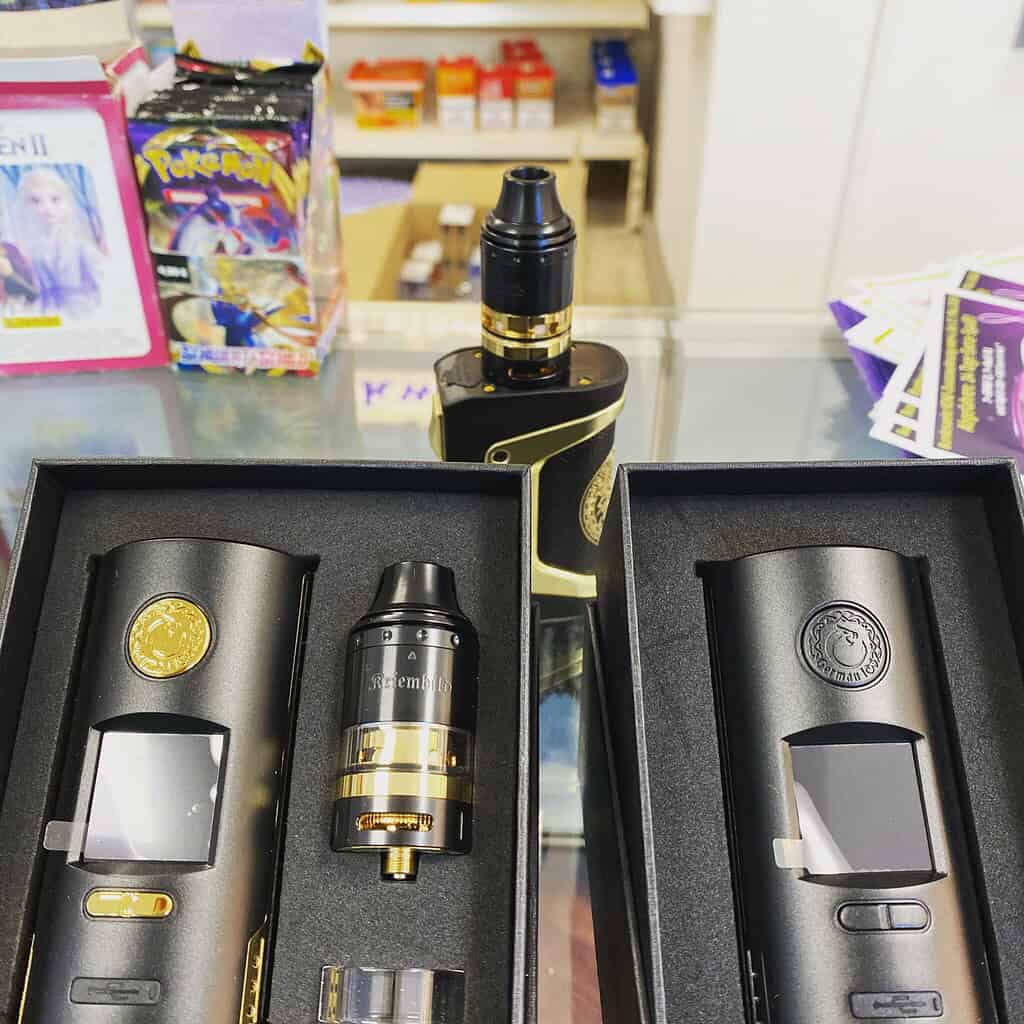 Hochwertige E-Zigaretten mit goldenen Akzenten, inklusive Tank und Zubehör, perfekt für Vaping-Enthusiasten.