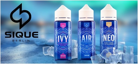 Sique Berlin Shake and Vape Liquids - 120ml purer Geschmack 8 Vape Liquids in blauen Flaschen mit Eissplittern, für E-Zigaretten, im Hintergrund kalte Eisblöcke.