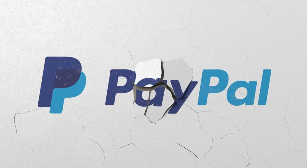 PayPal sperrt Konten von E-Zigaretten-Shops 13 Zerbrochene PayPal-Logo an Wand, Symbol für Sicherheitsprobleme bei Online-Zahlungen.