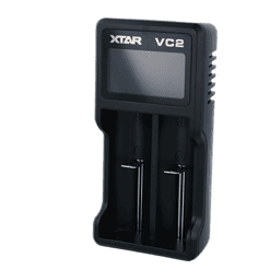 Grau-silberner Akku-Ladegerät mit zwei Ladefächern für AA/AAA Batterien, XTAR VC2, digitales Display, kompakte Bauform, ideal für wiederaufladbare Akkus.
