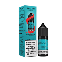 Blaues E-Liquid Fläschchen mit Blaubeer-Sour Raspberry Geschmack und passender Packung im hellblauen Hintergrund.