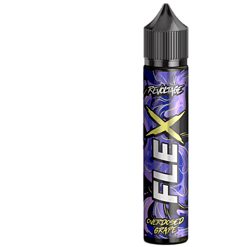 Flüssiges E-Liquid in einem blauen Flakon, mit Schwarz und Gelb akzentuiert, für E-Zigaretten, Geschmack: Overloaded Grape, innovative Vaporizer-Tabakmischung, eignet sich für Dampfer, aromatischer Genuss.