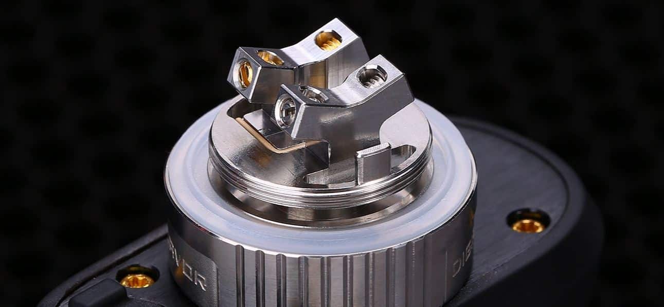 Hochwertiges RDA-Atomizer für E-Zigaretten, aus Edelstahl mit Goldkontakt, detailreiche Verarbeitungsqualität und verstellbare Airflow-Ventile. Perfekt für Dampfer, die besten Geschmack suchen.