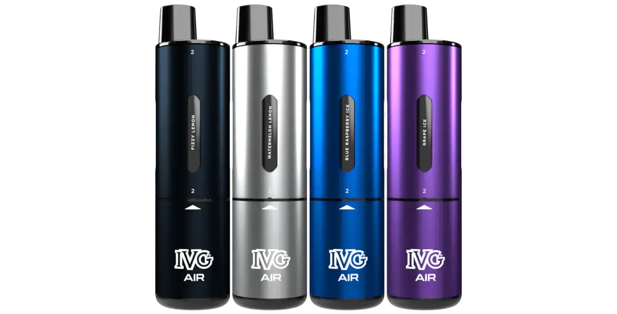 Rote, blaue, silberne und lila E-Zigaretten Akkus in einer Reihe, beeindruckende Oberfläche, moderne Komponenten, stilvolles Design, verschiedene Geschmacksrichtungen - Fizz, Wasser ML, Blaubeereis, Traubeis.