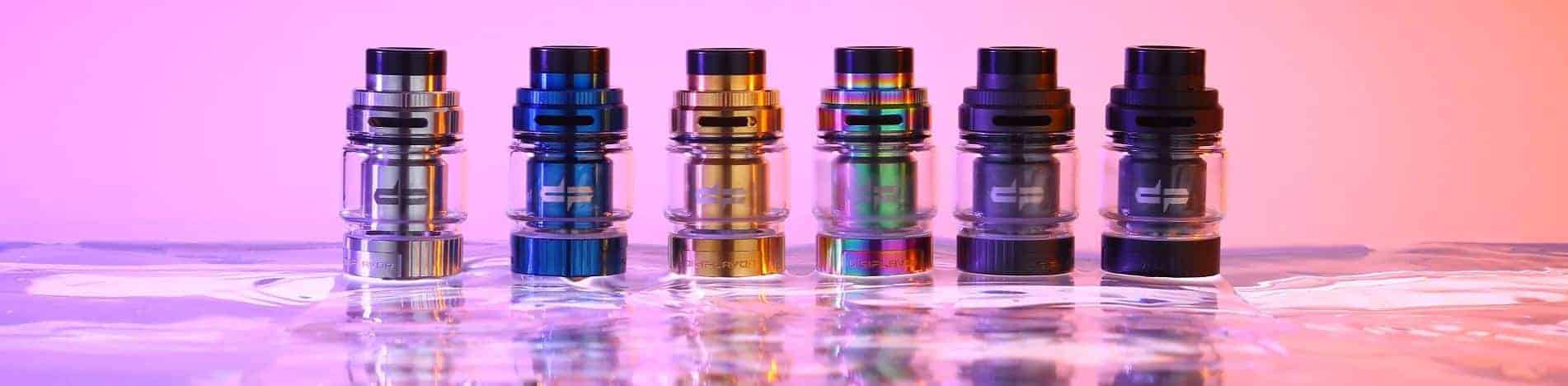 Farbenfrohe, bunte Vape-Tanks in Regenbogen-Farben, wasserfest und stylish, stilvoll im Wasser liegend, modernes Design, für E-Zigaretten, trendiges Zubehör, glanzvoller Look, trendige Lifestyle-Produkte.